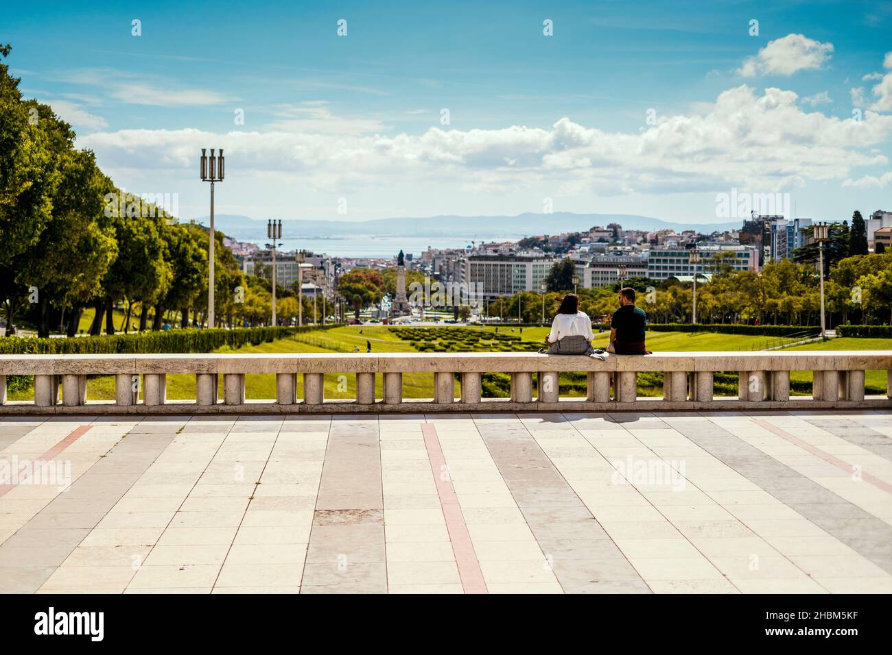 Lisbona, Portogallo - 26 settembre 2021: Una coppia seduta nel giardino Eduardo VII con una splendida vista sulla città Foto Stock