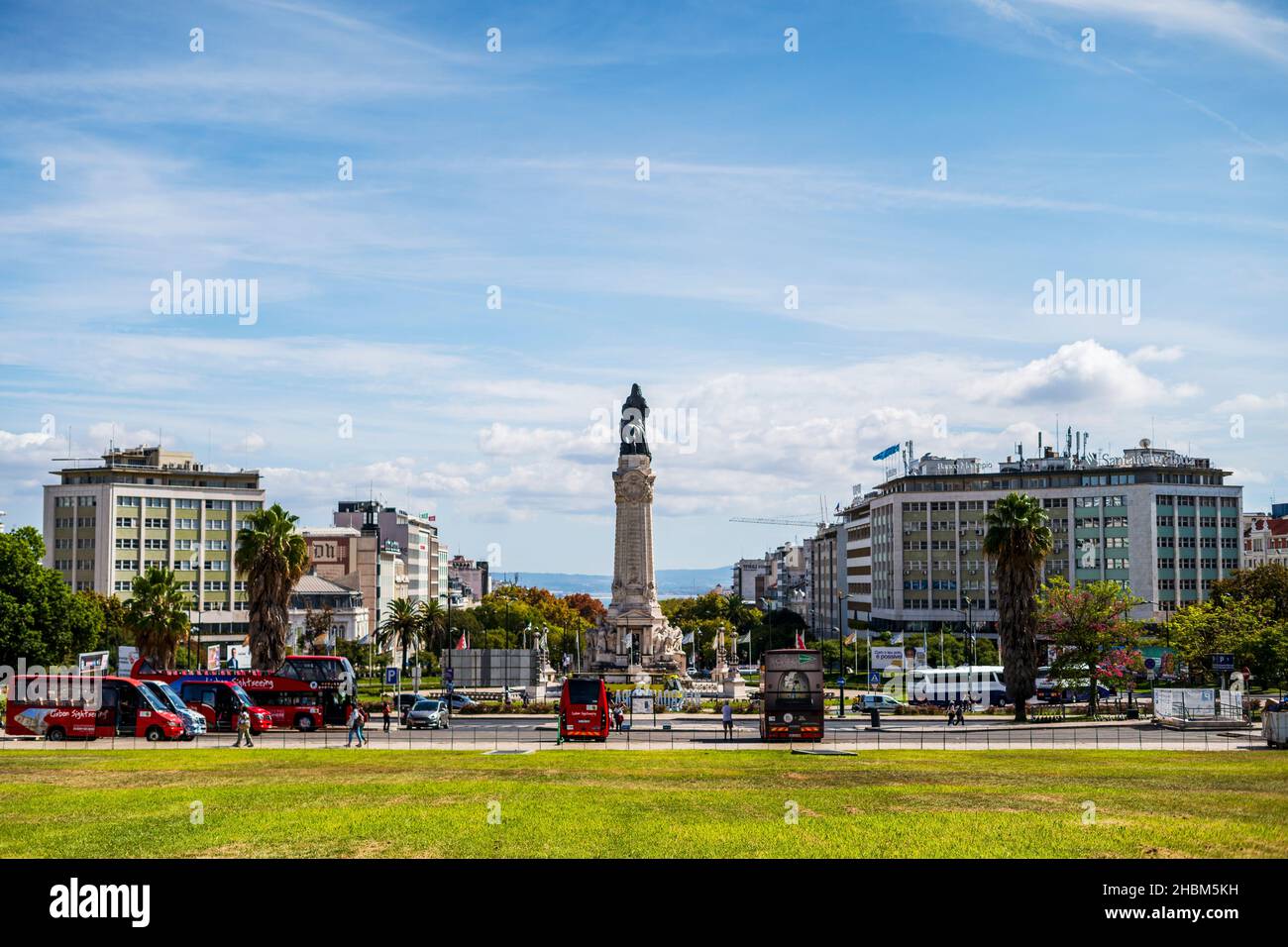 Lisbona, Portogallo - 26 settembre 2021: Autobus con turisti al Marchese di Pombal rotonda con statua nel centro della capitale del Portogallo Foto Stock