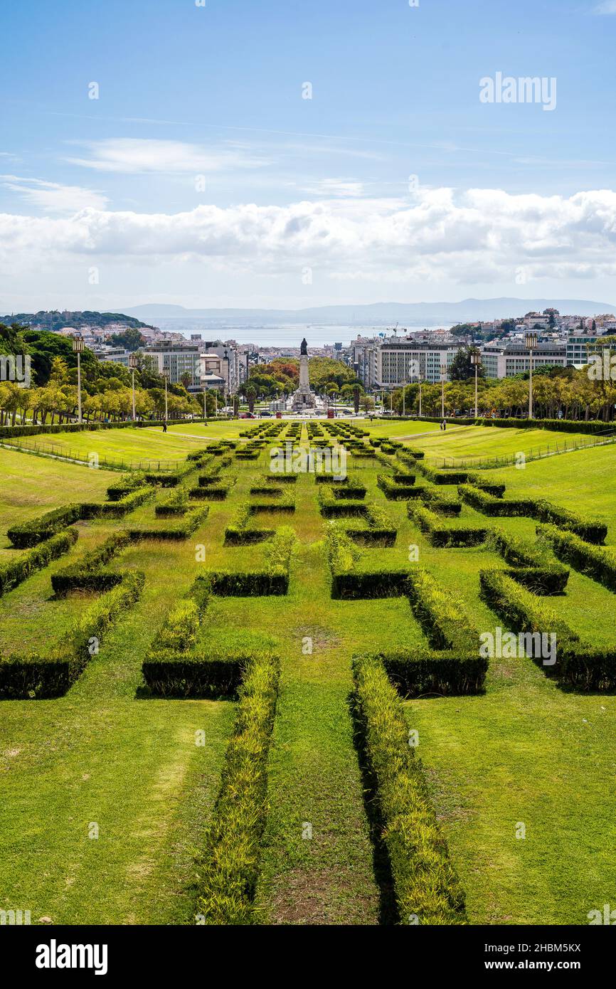 Eduardo VII giardino con una statua del marchese di Pombal alla fine, Lisbona, Portogallo Foto Stock