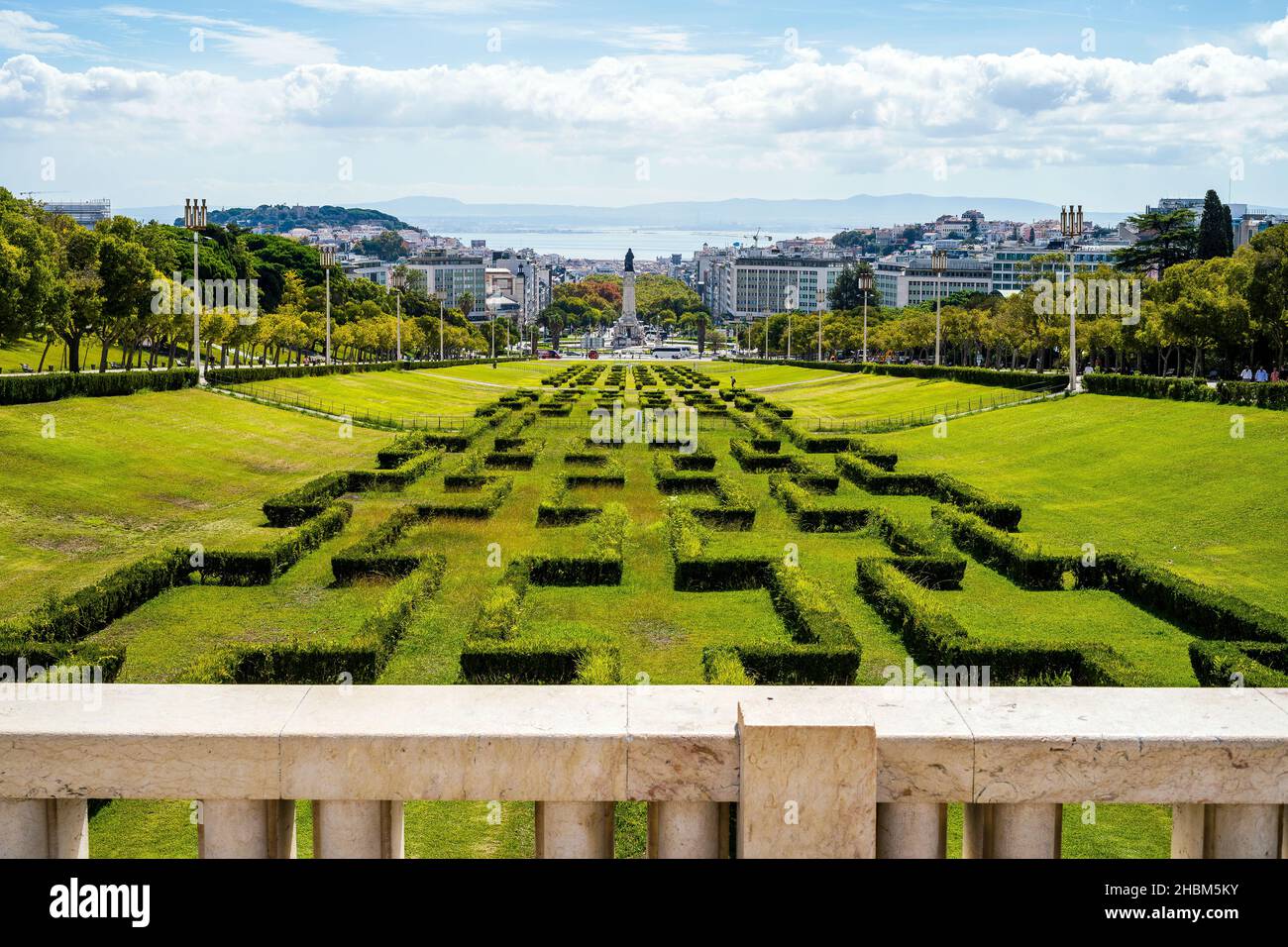 Eduardo VII giardino con una statua del marchese di Pombal alla fine, Lisbona, Portogallo Foto Stock