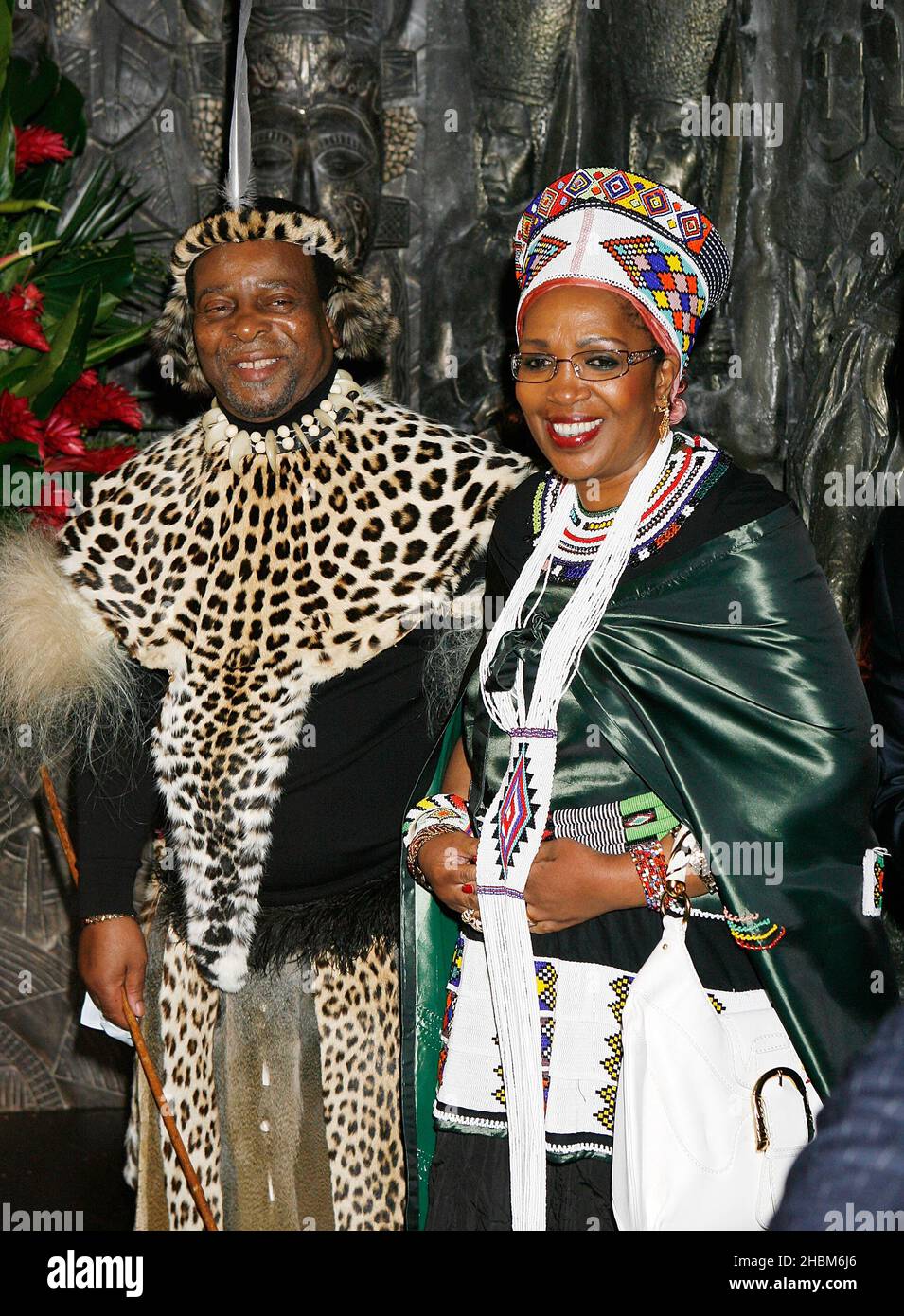 Sua Maestà il re Goodwill Zwelithini, re della nazione Zulu, e sua moglie la regina arrivano al negozio Shaka Zulu che apre a Staples Market, Camden Town, Londra Foto Stock