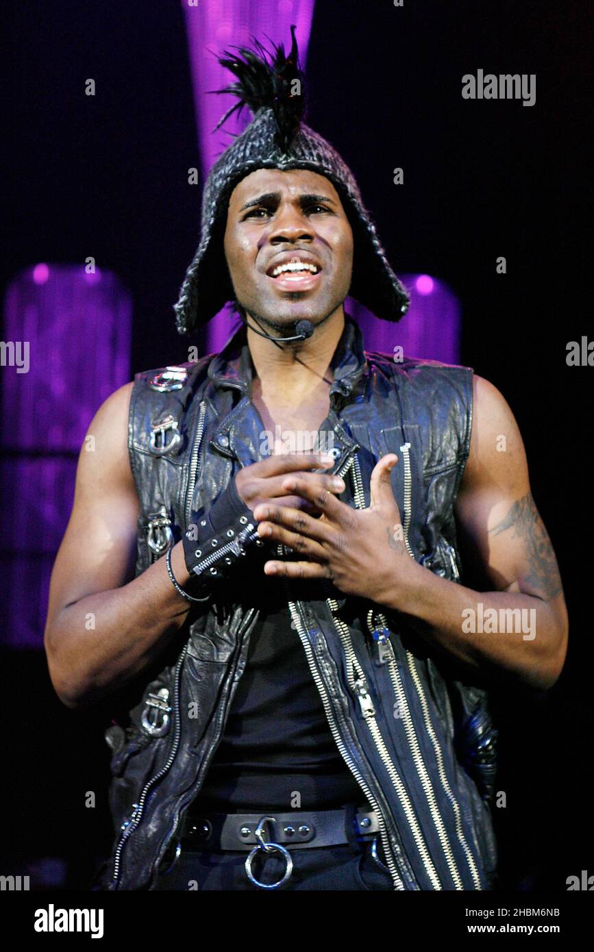 Jason Derulo si esibisce sul palco all'O2 Shepherd's Bush Empire di Londra. Foto Stock