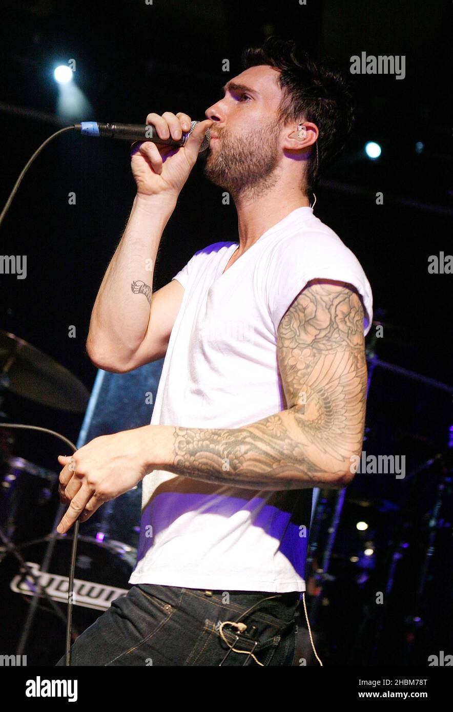 Adam Levine di Maroon 5 si esibisce sul palco alla Scala di Londra. Foto Stock