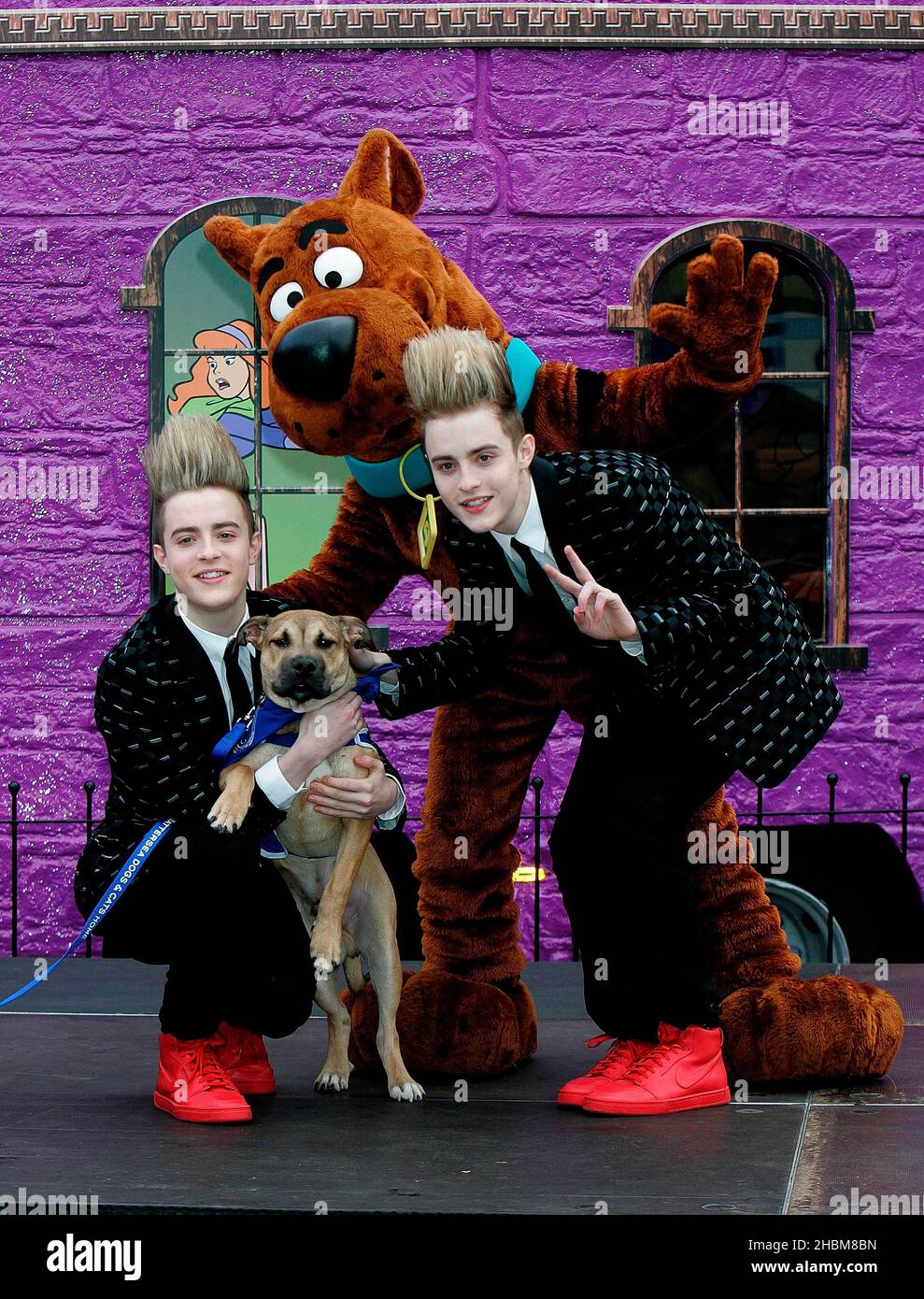 Jedward trova Scooby-Doo! Mystery Mansion Tour presso la casa di Battersea Dogs and Cats a Battersea, Londra Foto Stock