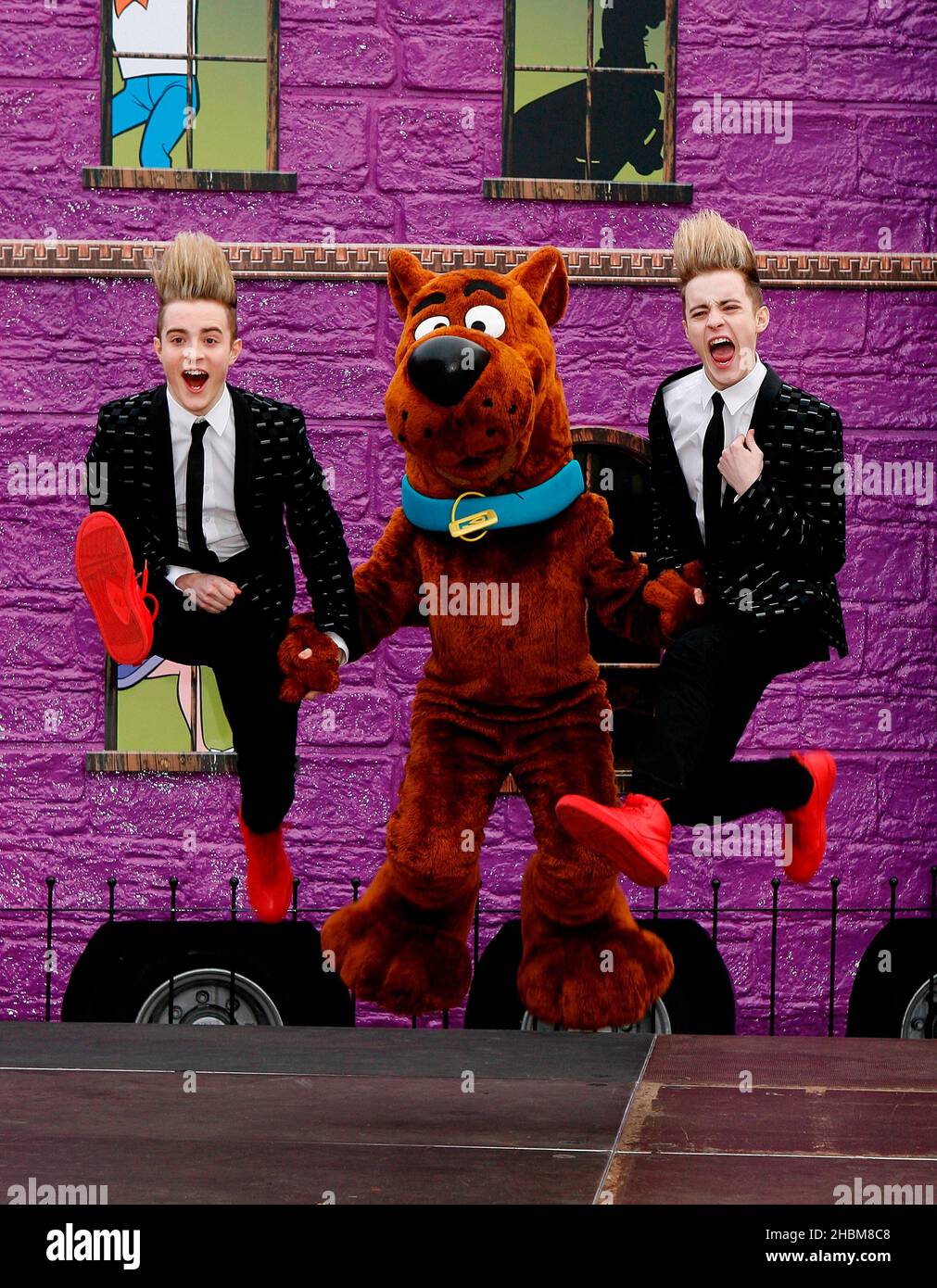 Jedward trova Scooby-Doo! Mystery Mansion Tour presso la casa di Battersea Dogs and Cats a Battersea, Londra Foto Stock