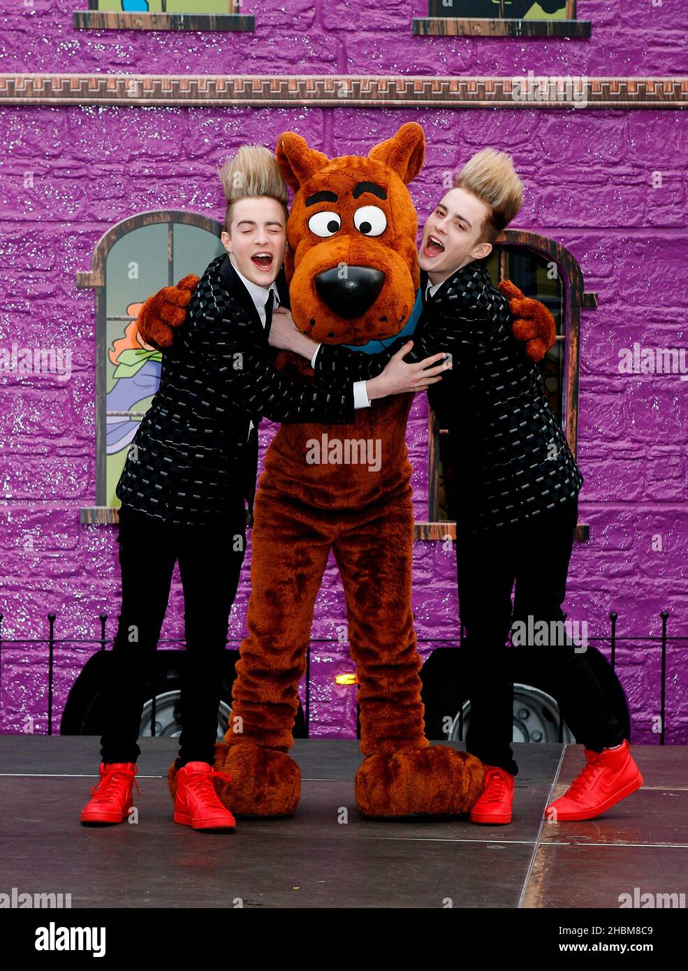 Jedward trova Scooby-Doo! Mystery Mansion Tour presso la casa di Battersea Dogs and Cats a Battersea, Londra Foto Stock