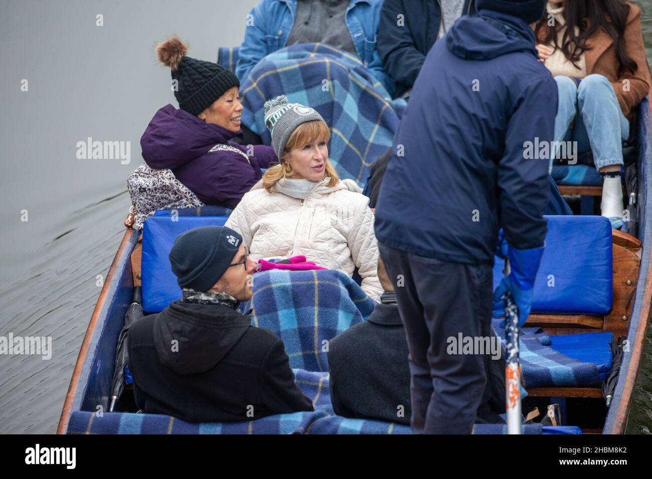 L'immagine datata Dicembre 18th mostra le persone sotto le coperte mentre vanno per un punt di Natale sul River Cam a Cambridge in un Sabato umido e freddo. Le previsioni di Met Office per oggi indicano che ci sarà una bassa nube che colpisce gran parte dell'Inghilterra e del Galles con una certa nebbia in luoghi, principalmente l'est. Più luminoso per le parti della Scozia e del Galles occidentale con alcuni incantesimi soleggiati, anche se alcune zone di nebbia che persistano tutto il giorno. Stasera: Bassa nuvola e nebbia che persistono in Inghilterra e Galles. Incantesimi chiari per parti della Scozia, del Galles occidentale e dell'Inghilterra sudoccidentale dove è possibile un gelo in luoghi. Domenica: Basso clo Foto Stock