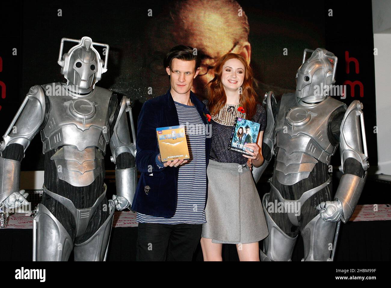 Matt Smith, e Karen Gillan, Time Lord e il suo compagno Amy Pond firmano copie di Doctor Who: The complete Series Five DVD Box Set at HMV Oxford Street, Londra il 8,2010 novembre. Foto Stock