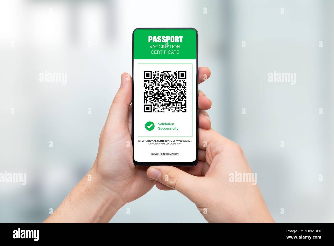 App Digital Health Passport sul telefono cellulare. Certificato internazionale di vaccinazione Foto Stock