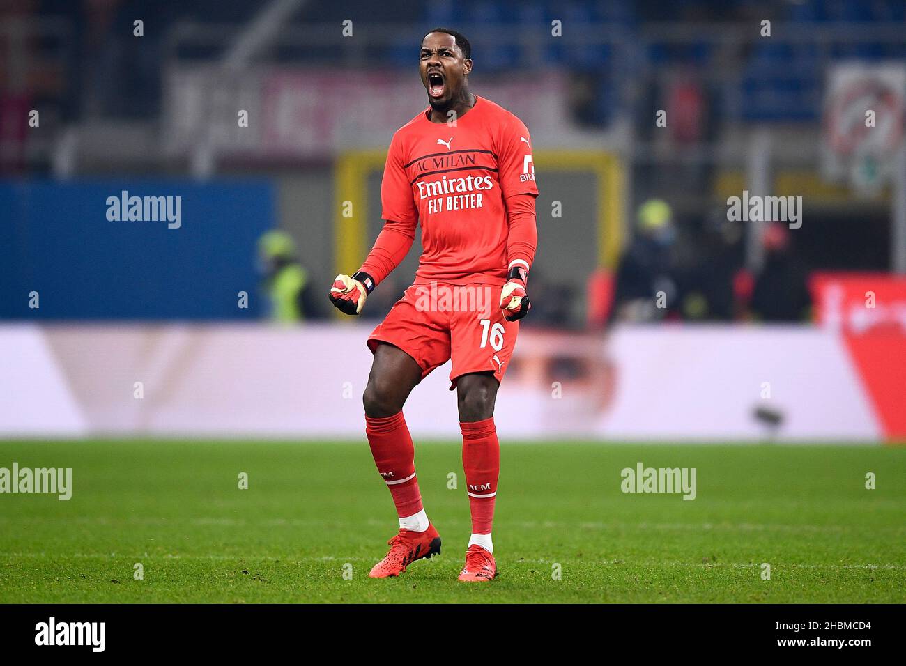 Milano, Italia. 19 dicembre 2021. Mike Maignan dell'AC Milan festeggia durante la Serie Una partita di calcio tra l'AC Milan e la SSC Napoli. Credit: Nicolò campo/Alamy Live News Foto Stock