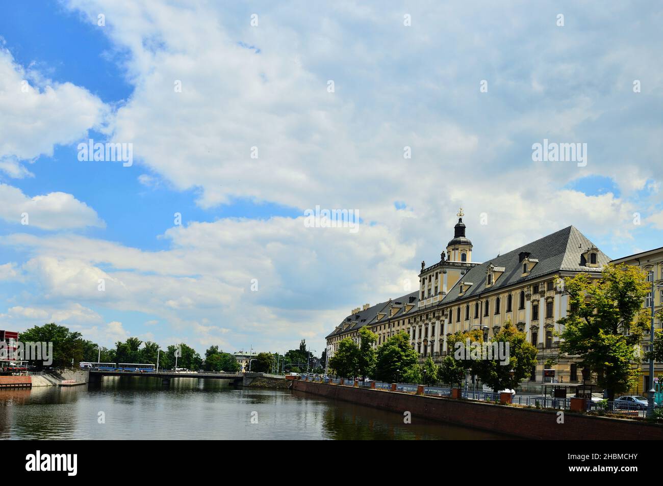 Edifici storici di Wrocław sull'Oder nel centro della città in una giornata di sole. Città. Foto Stock