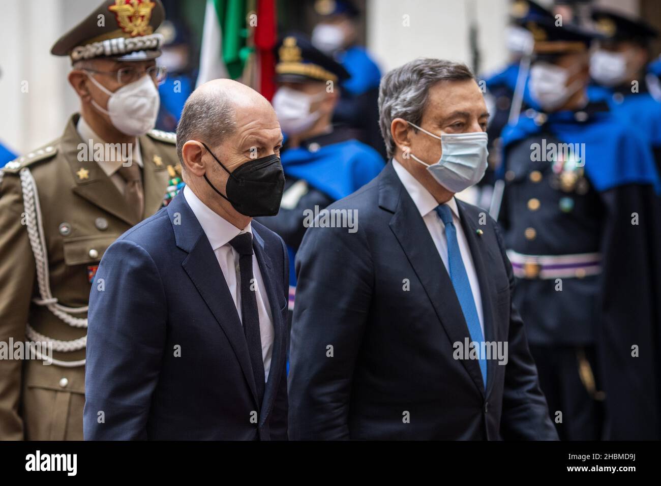 Roma, Italia. 20th Dic 2021. Il primo Ministro italiano Mario Draghi (R) riceve il Cancelliere tedesco OLAF Scholz presso il palazzo Chigi. Credit: Oliver Weiken/dpa/Alamy Live News Foto Stock