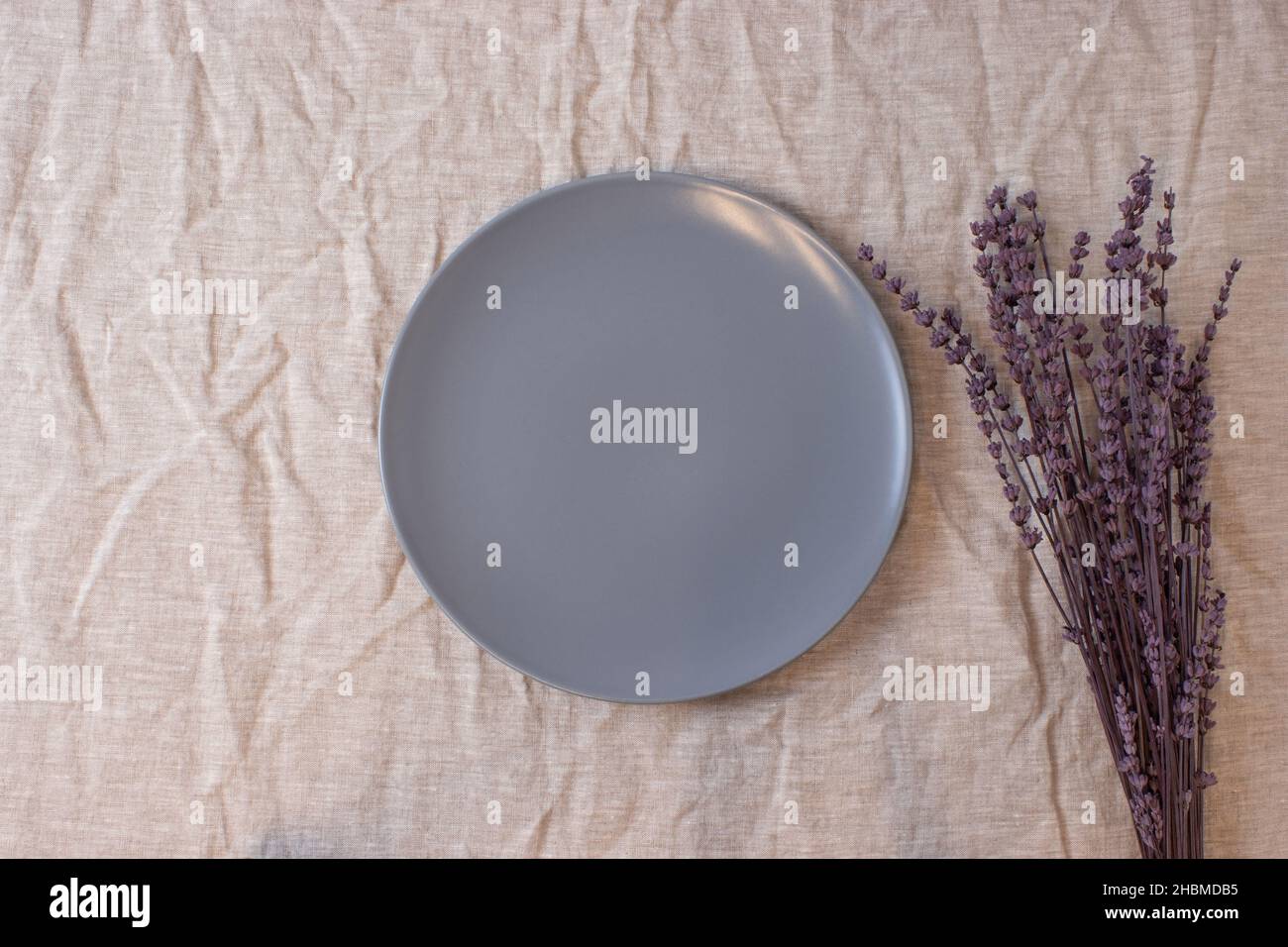 Piastra in ceramica a forma di cerchio di colore blu grigio su sfondo isolato, cibo mockup Foto Stock