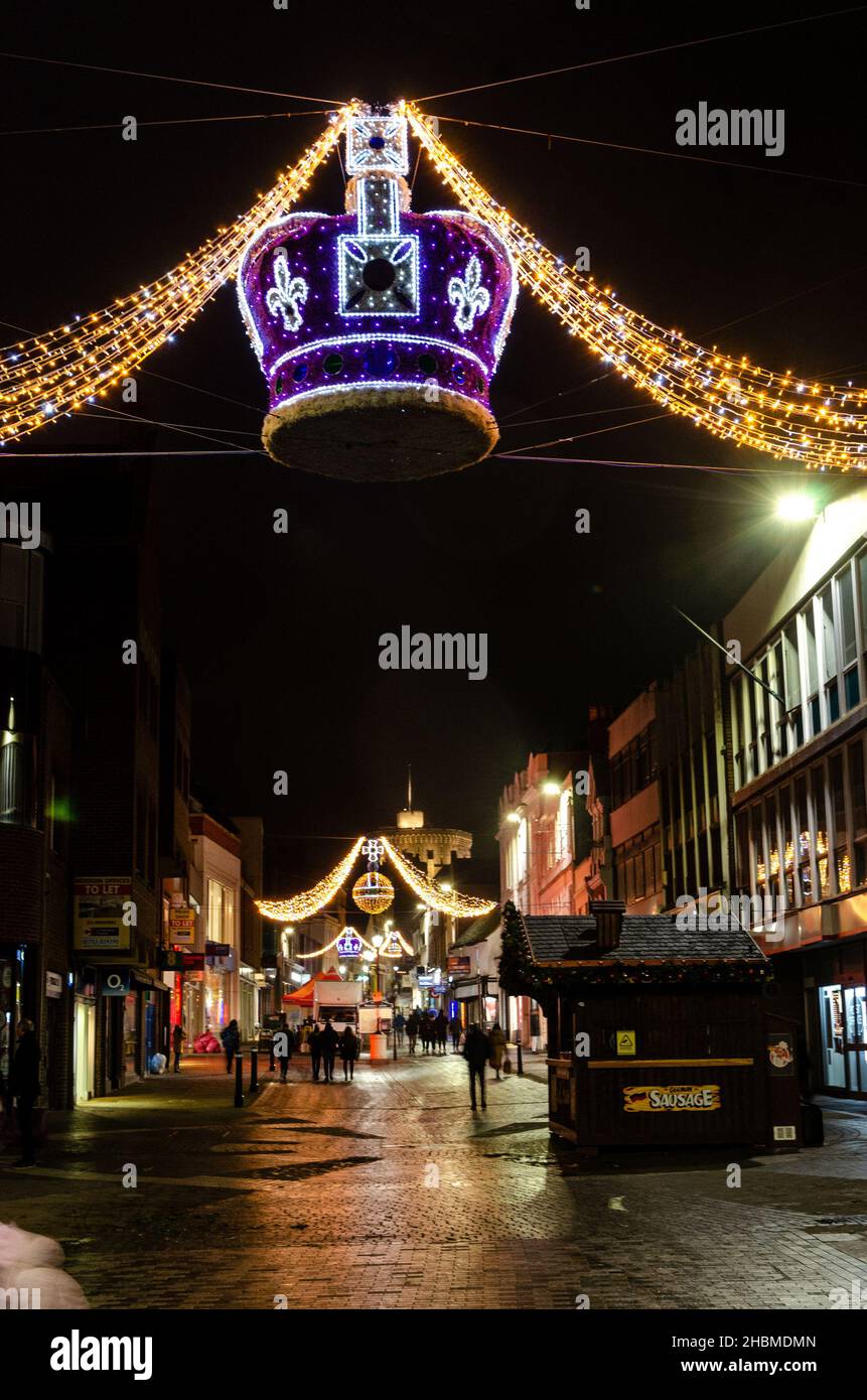 Decorazioni natalizie illuminate nel buio Adorn Peascod Street a Windsor, Regno Unito durante la stagione festiva,. Foto Stock