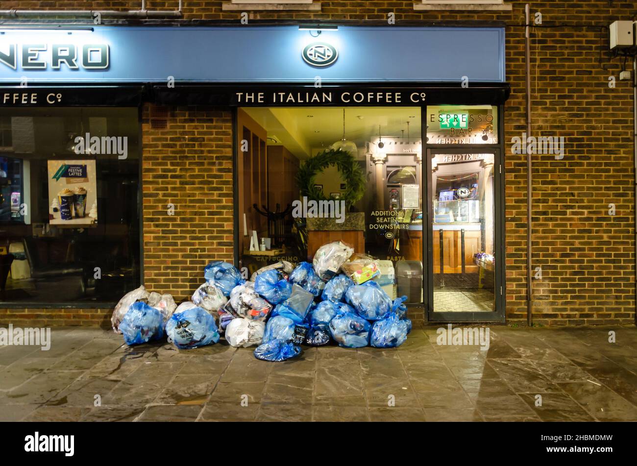 Sacchetti di rifiuti accumulati all'esterno di un bar dopo l'orario di chiusura in attesa di essere raccolti da raccoglitori di rifiuti. Foto Stock