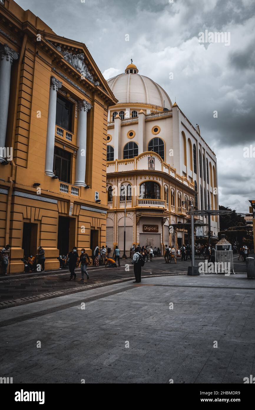 La Cattedrale Metropolitana del Santo Salvatore è la chiesa cattedrale dell'Arcidiocesi cattolica di San Salvador a San Salvador, El Salvador. Foto Stock