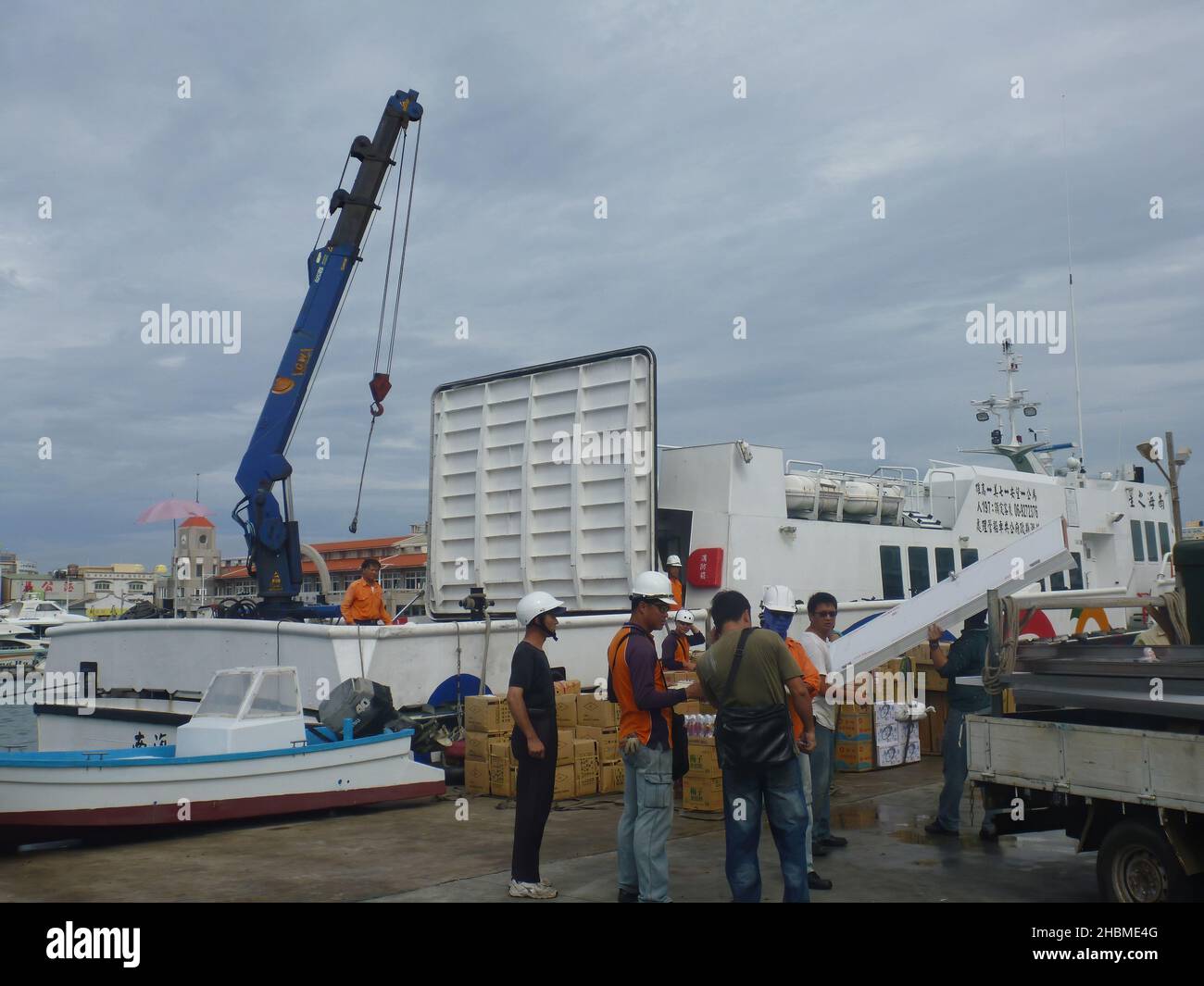 Penghu, Taiwan, GIUGNO 16 2012 - persone che caricano merci sulla nave Nanhai Star Foto Stock