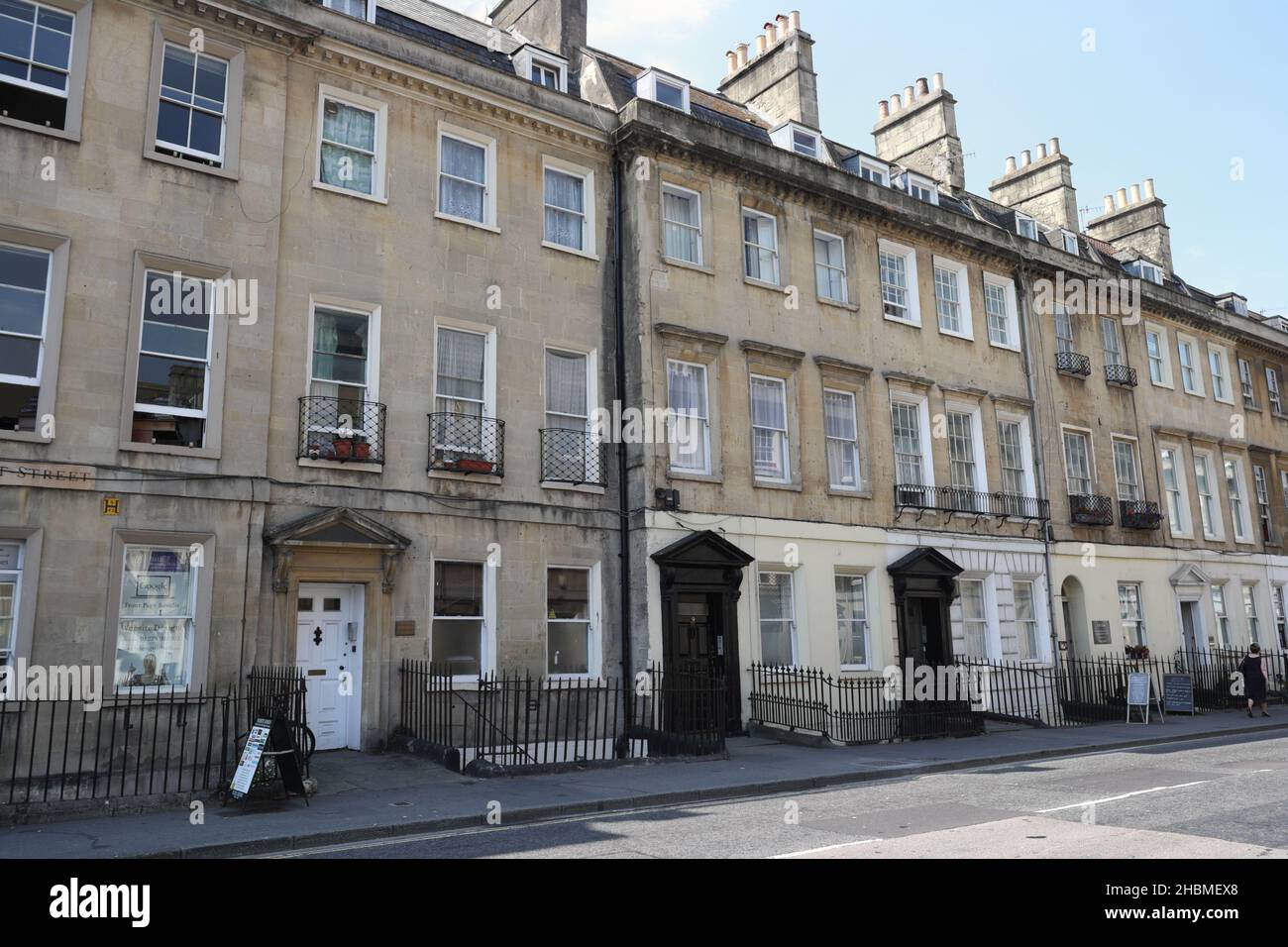 Fila di case cittadine georgiane in Pierrepont Street, Bath Inghilterra Inghilterra, case cittadine inglesi di architettura georgiana Foto Stock