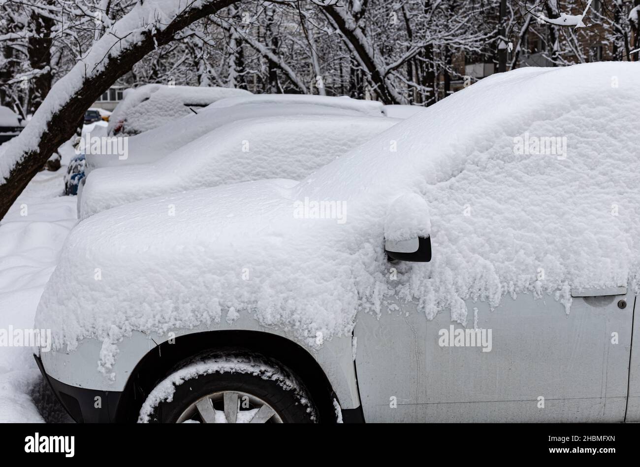 Mosca, Russia - 14 dicembre 2021: Le auto sono coperte di neve . Foto di alta qualità Foto Stock