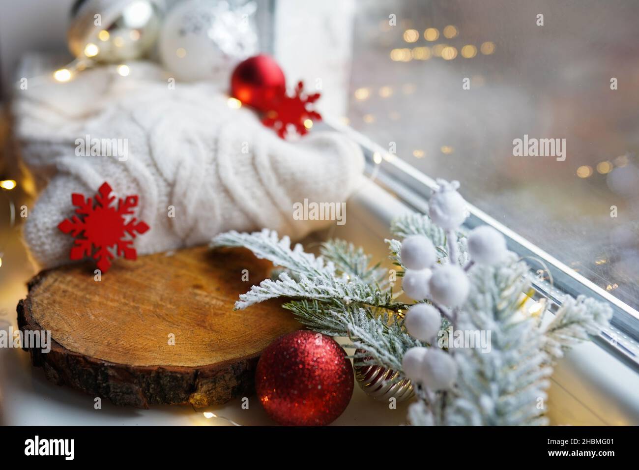 Allegro Natale festa mockup tavolo in legno podio stand vuoto layout sul davanzale. Design background per il concetto di prodotti per le vacanze Foto Stock