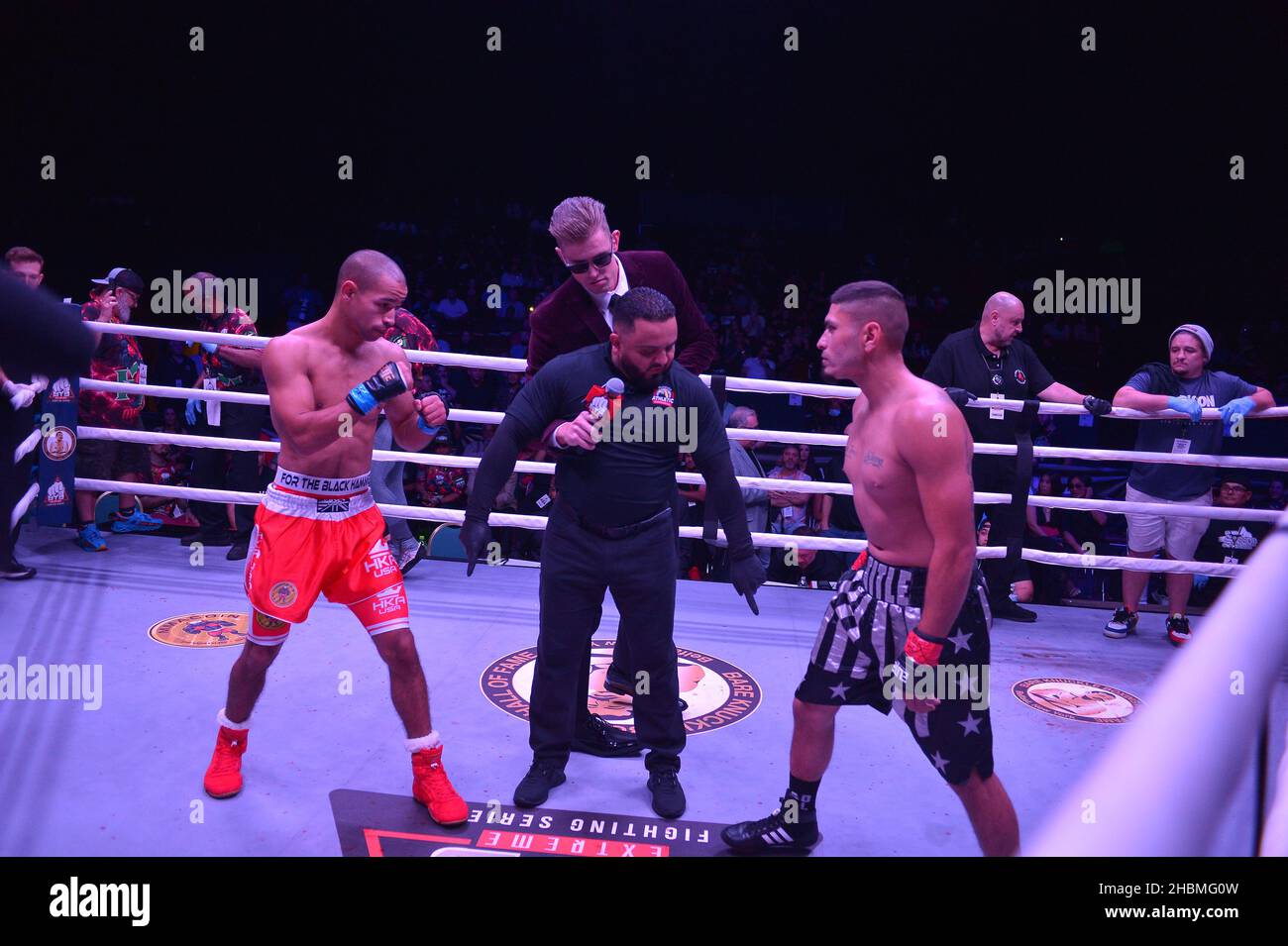 MIAMI, FLORIDA - DICEMBRE 17: I combattenti Seth Shaffer vs Albert Martinez bout e Ring Announcer Kody 'Big Mo' Mommaerts durante il 'BYB 8 Tis the Season to Brawl' nel TRIGON Triangle Ring presso il James L. Knight Center il 17 Dicembre 2021 a Miami, Florida. La serie Extreme Barebnuckle Fighting l'anello a tre angoli a 60 gradi DI TRIGON è progettato per forzare il confronto al centro dell'anello. (Foto di JL/Sipa USA) Foto Stock