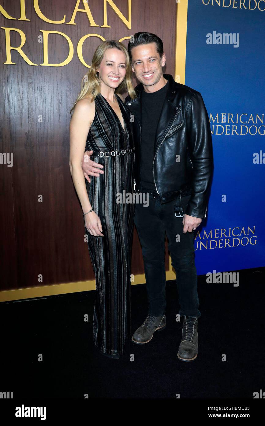 Los Angeles, Stati Uniti. 15th Dic 2021. LOS ANGELES - DEC 15: Amy Acker, James Carpinello al American Underdog LA Premiere al TCL Chinese Theatre IMAX il 15 dicembre 2021 a Los Angeles, CA (Photo by Katrina Jordan/Sipa USA) Credit: Sipa USA/Alamy Live News Foto Stock