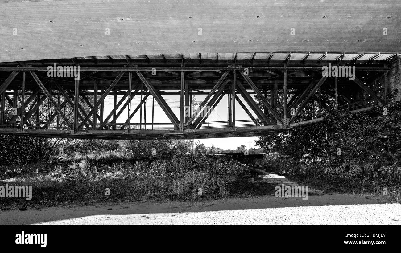 Un colpo in scala di grigi di un vecchio ponte di acciaio sul Rednitz in Germania Foto Stock