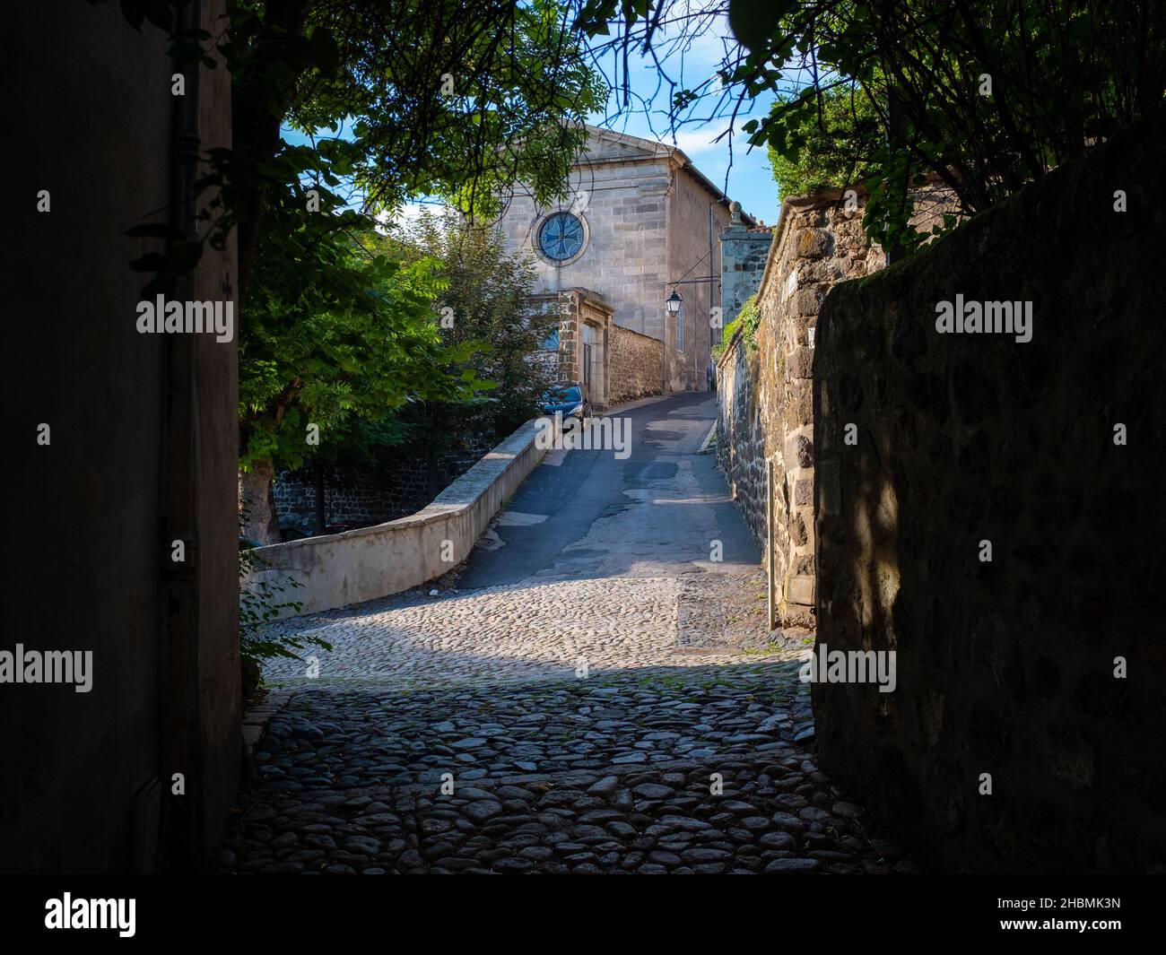 Strada vuota della città vecchia di le Puy-en-Velay, Francia, preso in una mattinata soleggiata estate senza gente Foto Stock
