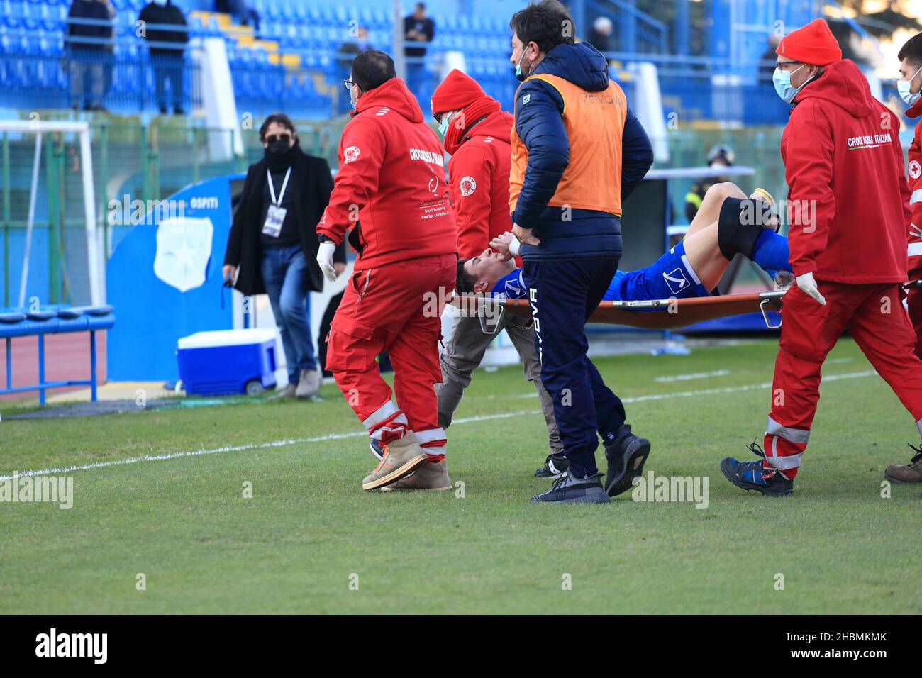 20 dicembre 2021, Pagani, Campania/Salerno, Italia: Pagani, Salerno, Italia  - 19 dicembre 2021 :Un calciatore del Paganese viene portato su una  barella, dai soccorritori, fuori dal campo di calcio dopo uno scontro