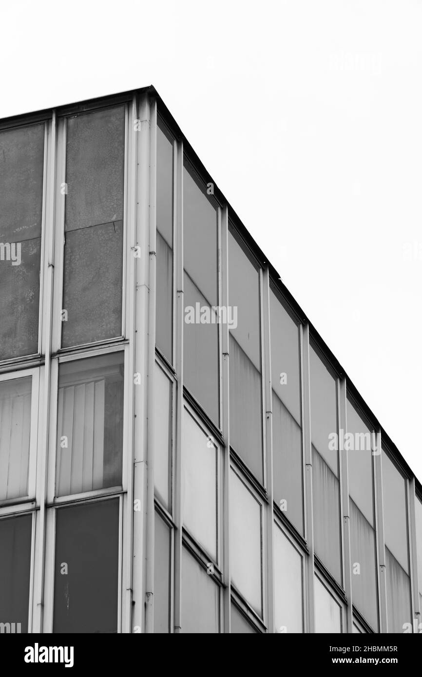 Edificio architettonico minimale sotto il cielo nuvoloso Foto Stock