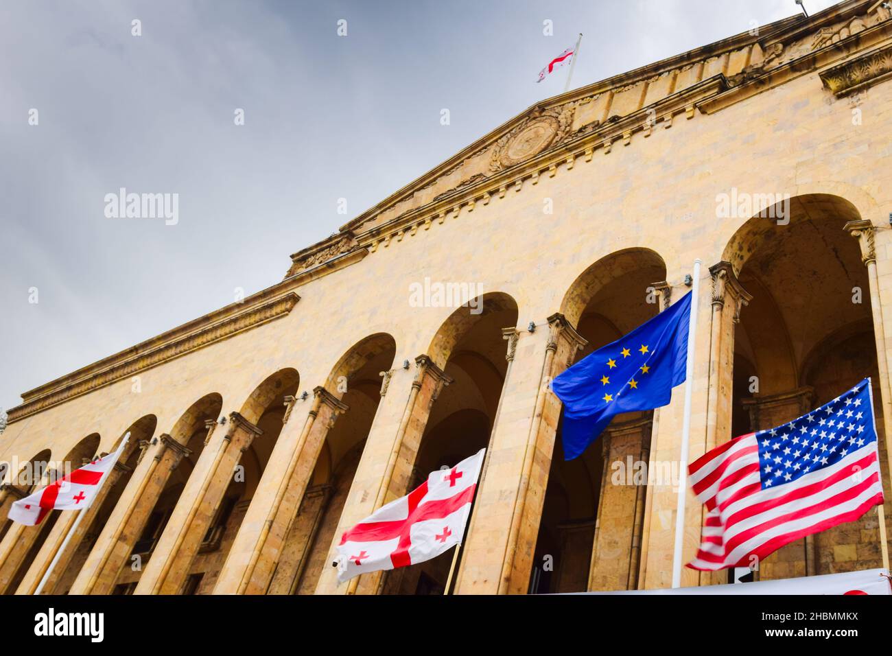 Tbilisi, Georgia - 9 aprile 2021: Es; bandiere georgiane e americane del parlamento Foto Stock