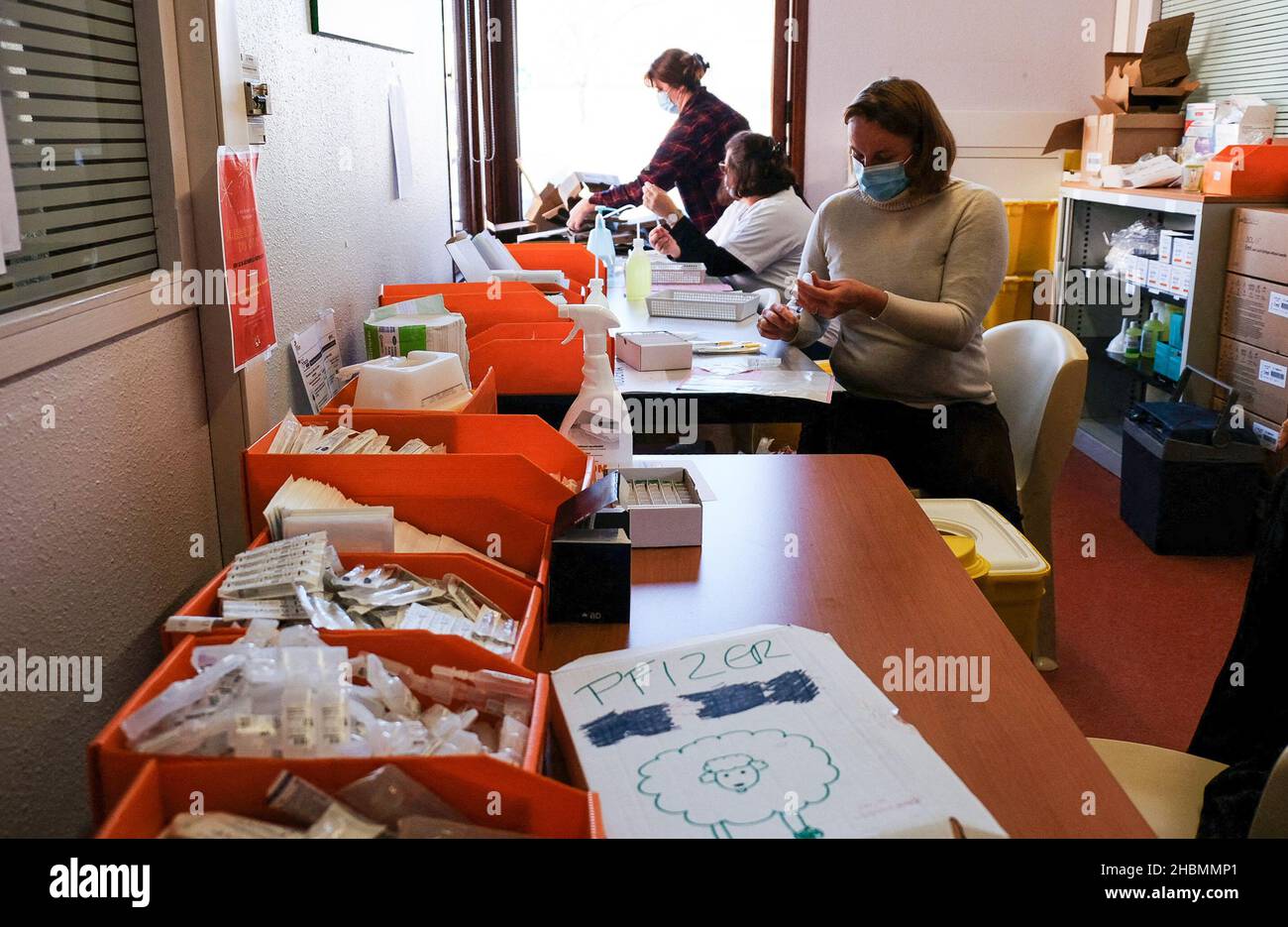 Centro di vaccinazione e richiamo con il vaccino Moderna Messenger RNA per combattere la quinta ondata di Covid e l'ascesa della variante Omicron, a Villefranche de Lauragais, Aude, Francia il 20 dicembre 2021. Foto di JMP/ABACAPRESS.COM Foto Stock