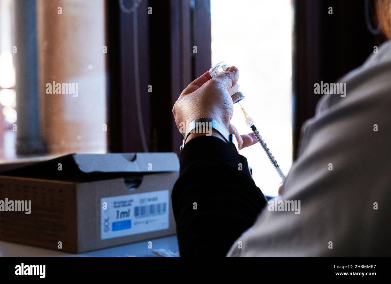 Centro di vaccinazione e richiamo con il vaccino Moderna Messenger RNA per combattere la quinta ondata di Covid e l'ascesa della variante Omicron, a Villefranche de Lauragais, Aude, Francia il 20 dicembre 2021. Foto di JMP/ABACAPRESS.COM Foto Stock