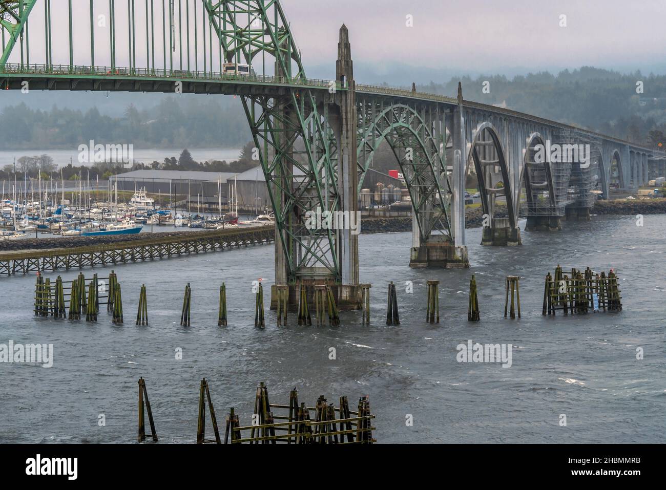 Il ponte della baia di Yaquina in una giornata bagnata a Newport, Oregon Foto Stock