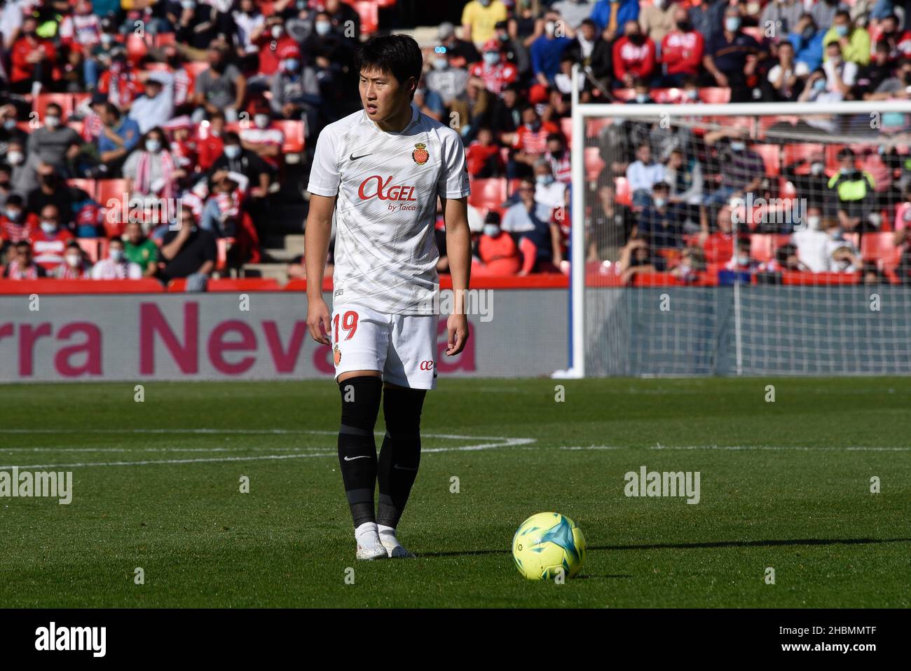 Kang a Lee di Real Mallorca in azione durante la partita Liga tra Granada CF e Real Mallorca allo stadio Nuevo Los Carmenes il 19 dicembre 2021 a Granada, Spagna. (Foto di José M Baldomero / Pacific Press/Sipa USA) Foto Stock