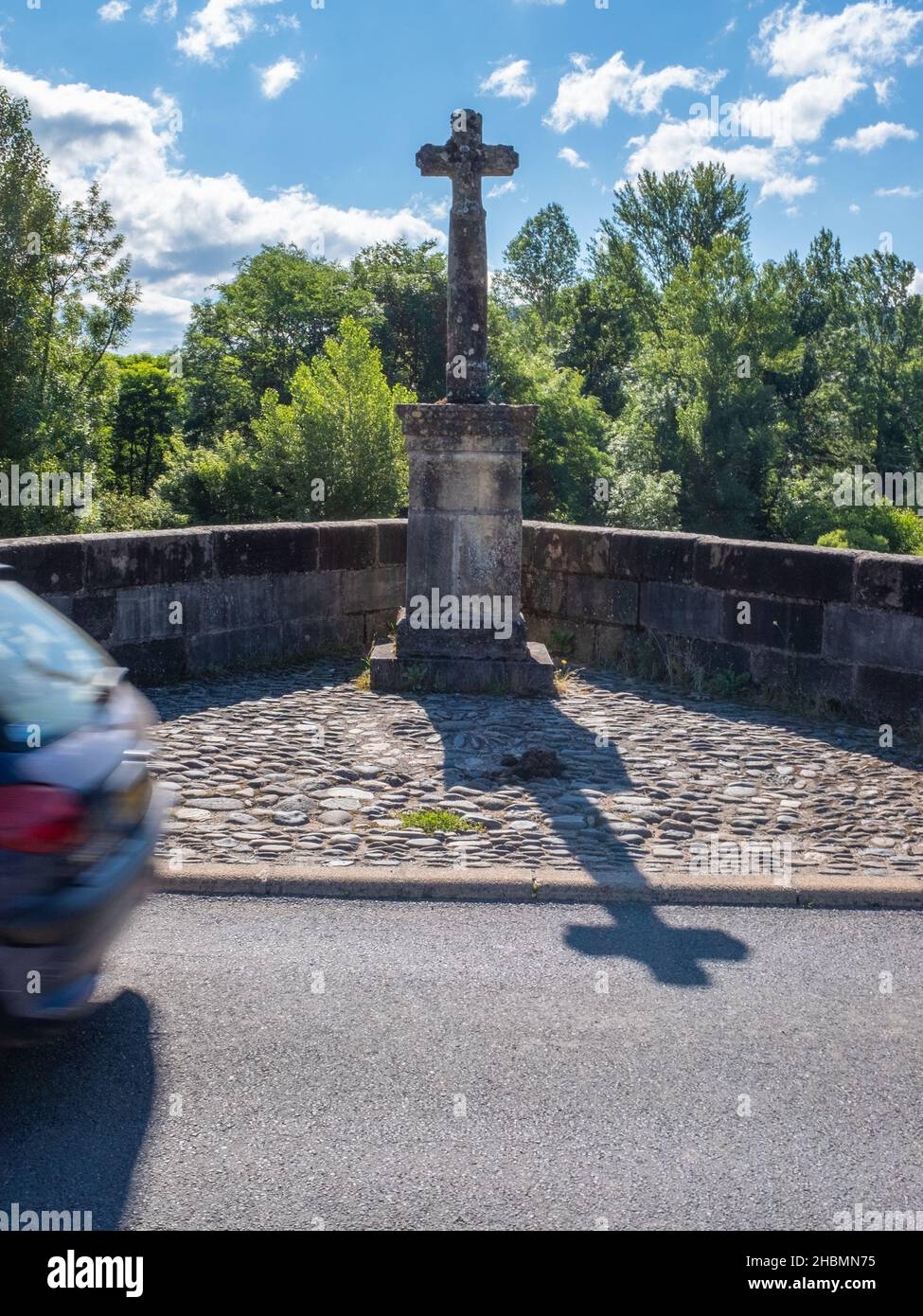 Vecchio ponte di pietra della via di San Giacomo nel sud-ovest della Francia, preso in un pomeriggio estivo soleggiato vicino sul fiume Lot, senza persone Foto Stock