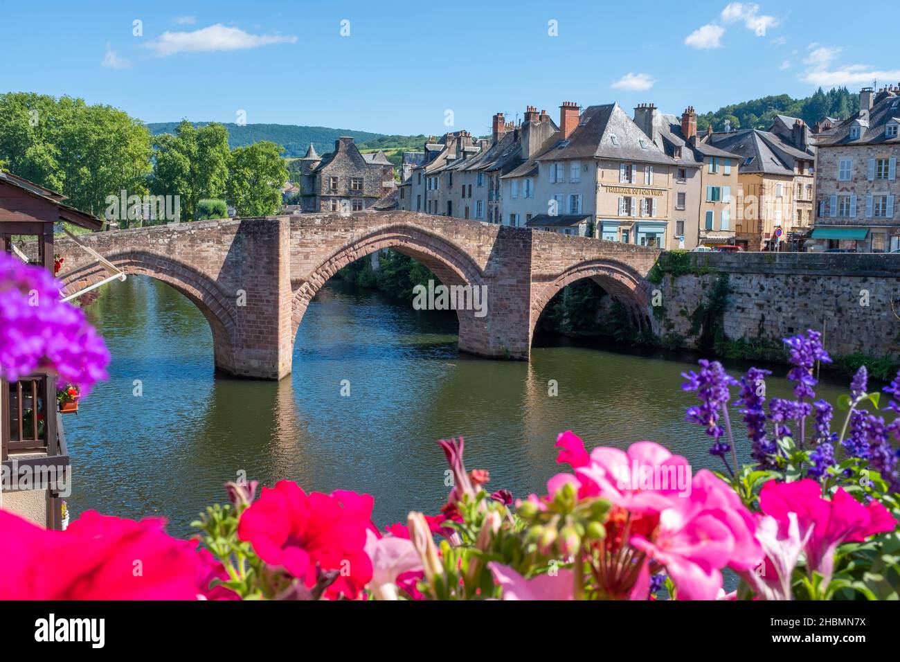 Il vecchio ponte di Espalion situato nel sud-ovest della Francia sulla strada di St. James nel sud-ovest della Francia, preso in un pomeriggio estivo soleggiato, con Foto Stock