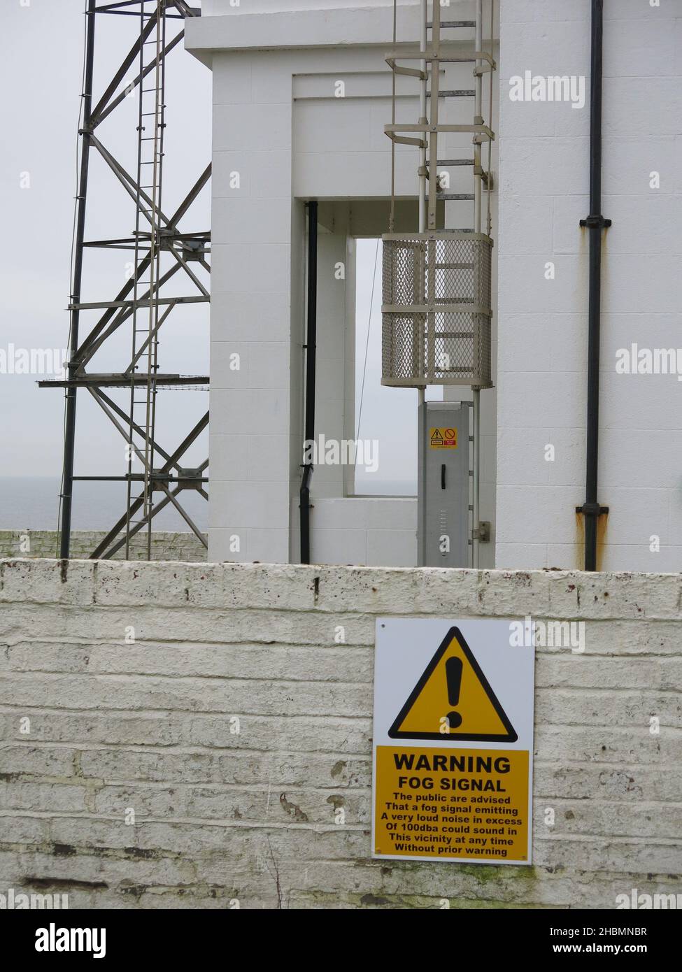 Avviso di avvertimento per il pubblico che informa che il segnale di nebbia al faro di Flamborough è molto forte e può suonare senza preavviso Foto Stock