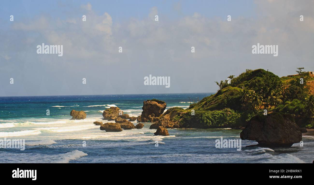 Bethsheba Bay, Barbados. Una costa frastagliata con enormi massi che si aggettano dall'Oceano Atlantico Foto Stock
