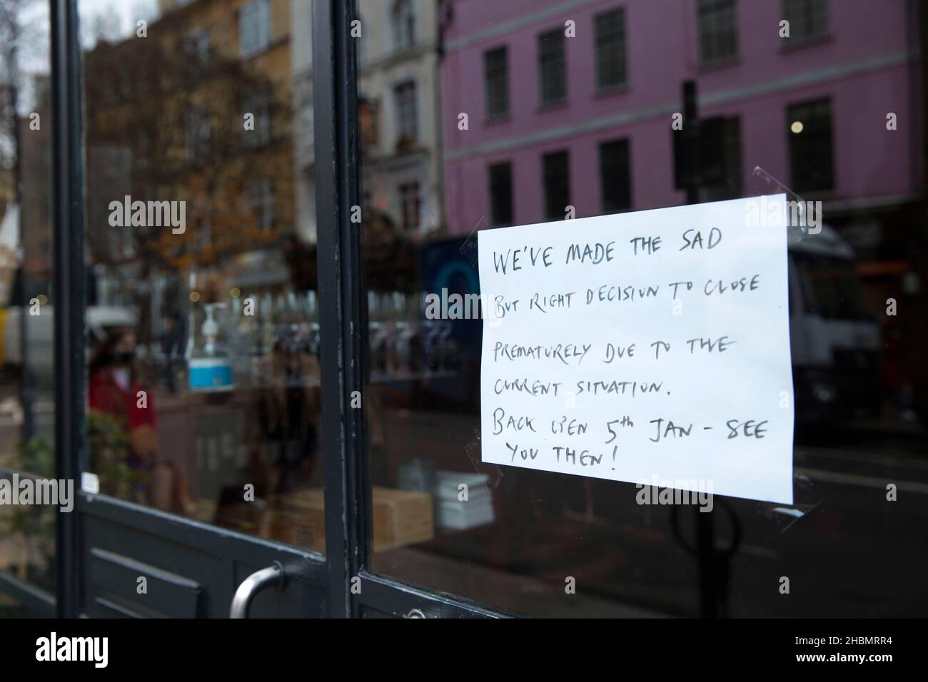Un avviso che informa i clienti della decisione di chiudere prematuramente viene visualizzato sulla vetrina di un'unità/ristorante al dettaglio a Londra. Foto Stock