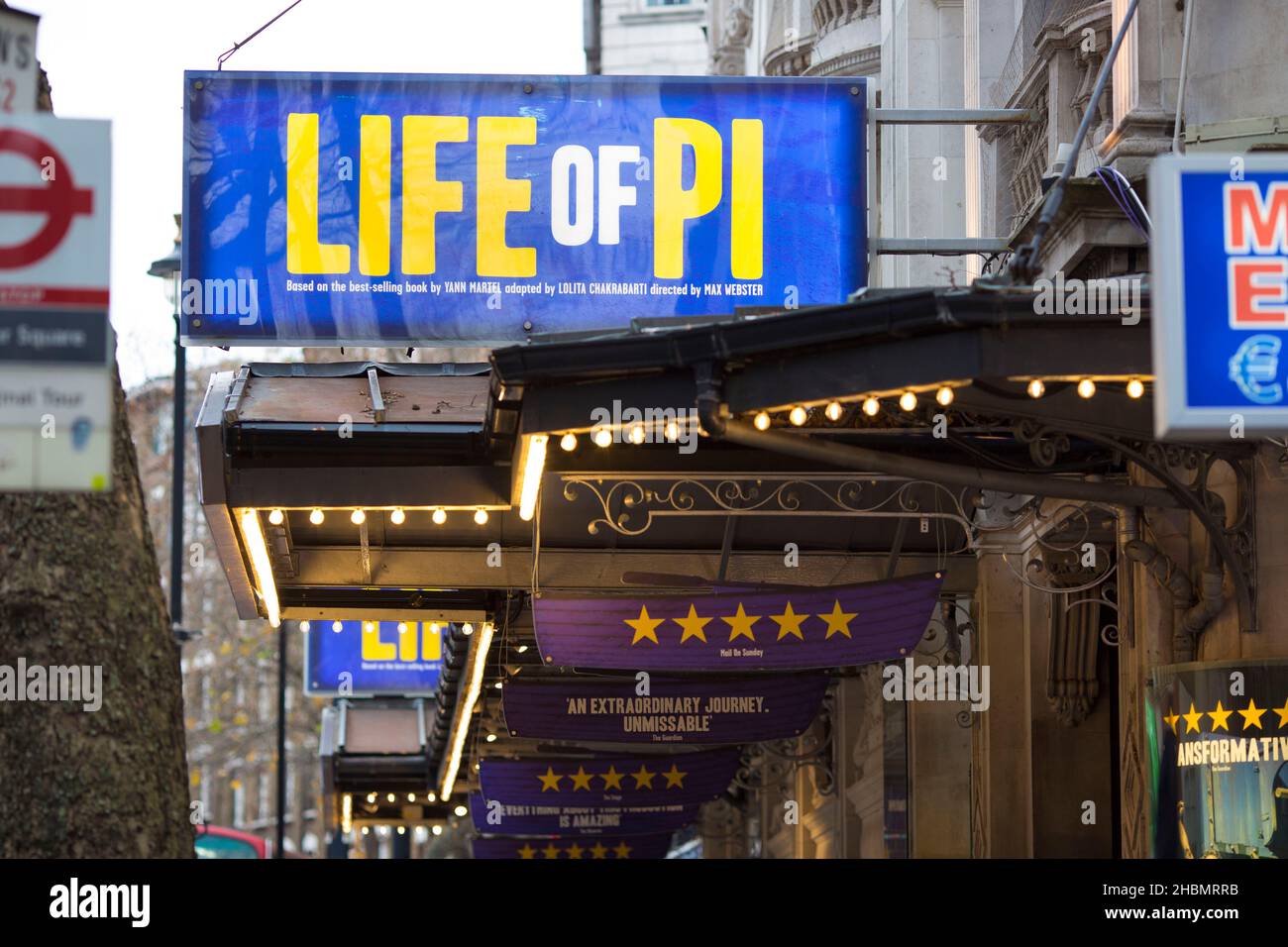 Un logo della vita di Pi è visibile al Wyndham's Theatre. Foto Stock