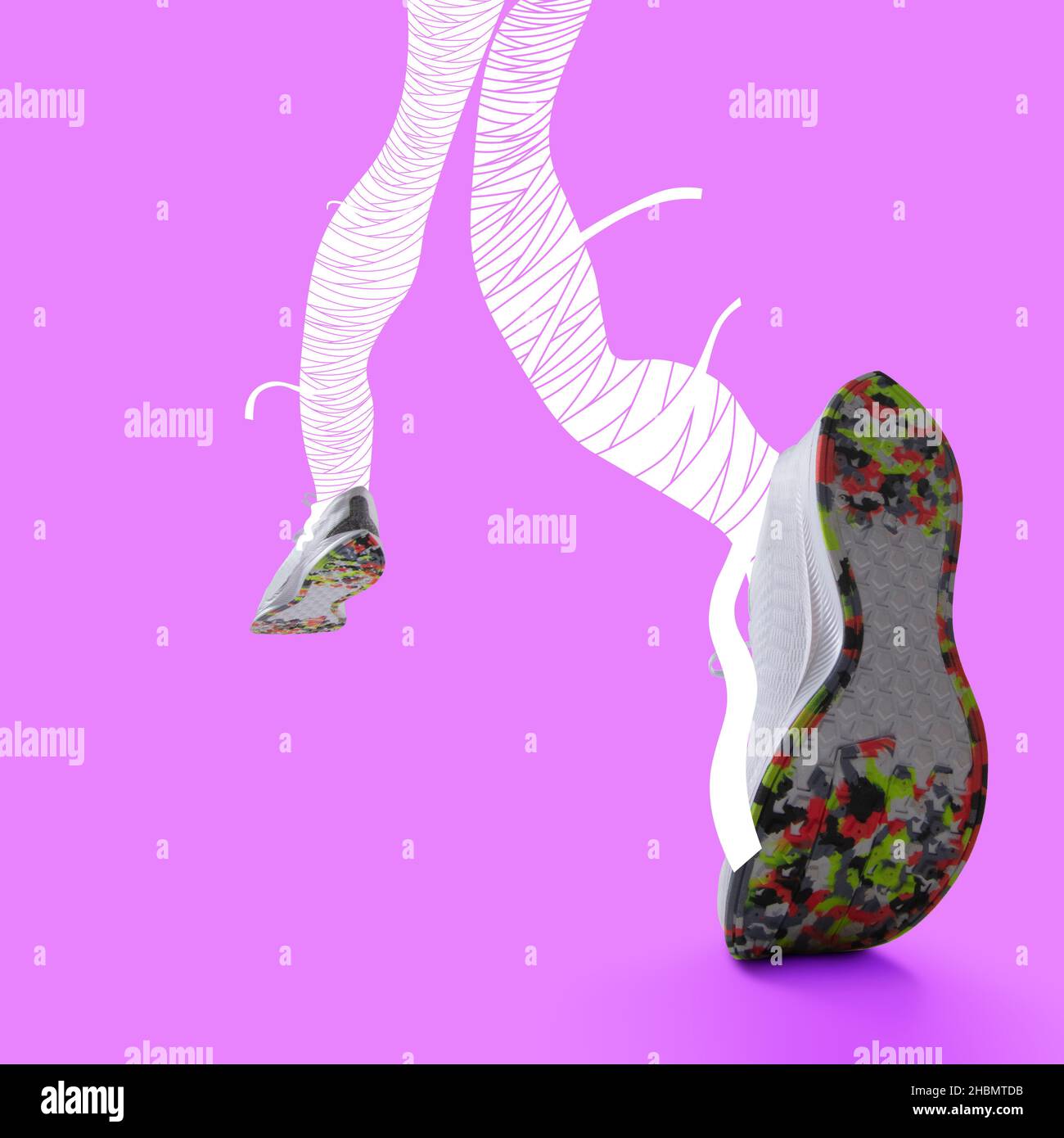 Gambe femminili disegnate indossando sneakers, sneaker che corrono via isolato su sfondo viola neon. Opere d'arte contemporanea Foto Stock