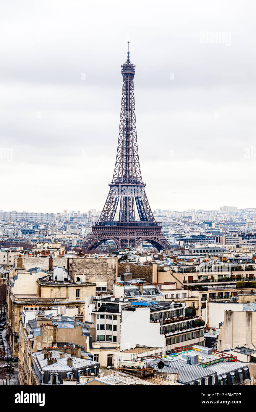 Torre Eiffel a Parigi vista dall'Arco di Trionfo Foto Stock