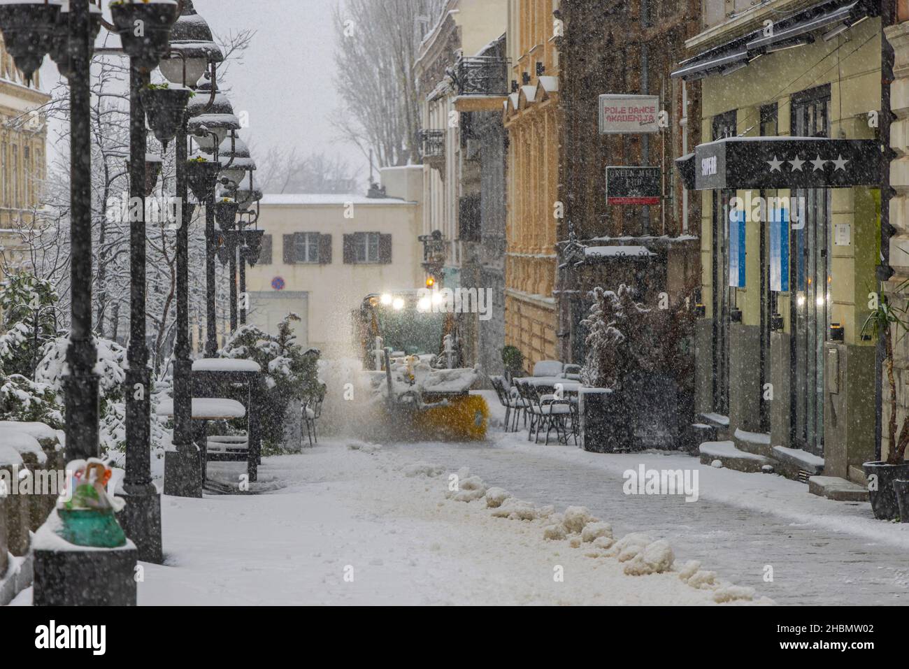 Belgrado, Serbia - 12 dicembre 2021: Spazzolina elettrica per la rimozione della neve Machinery a City Street Winter. Foto Stock