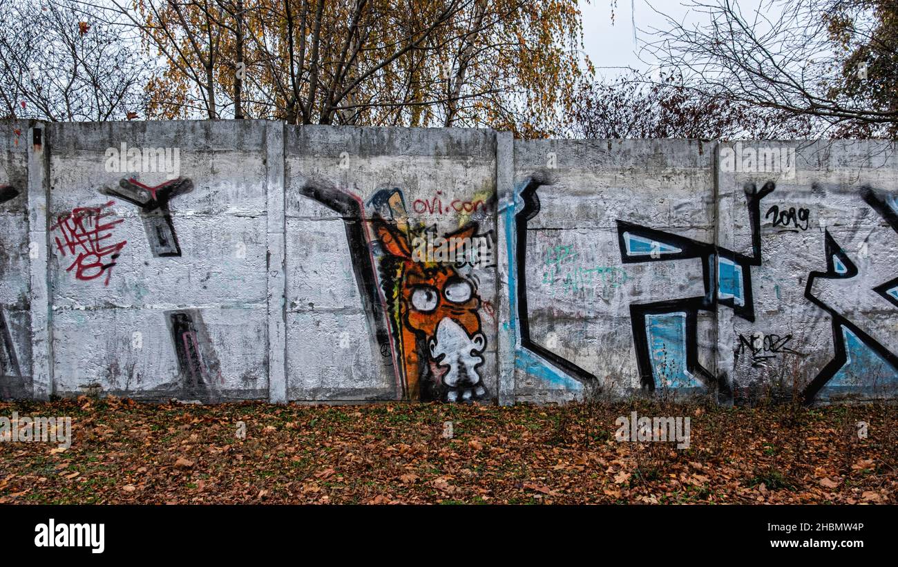 Platz des 9. Novembre 1989, mostra all'aperto sul sito dell'ex punto di controllo del Muro di Berlino all'estremità orientale del Ponte Bornholmer, Prenzlauer Berg, Berlino Foto Stock