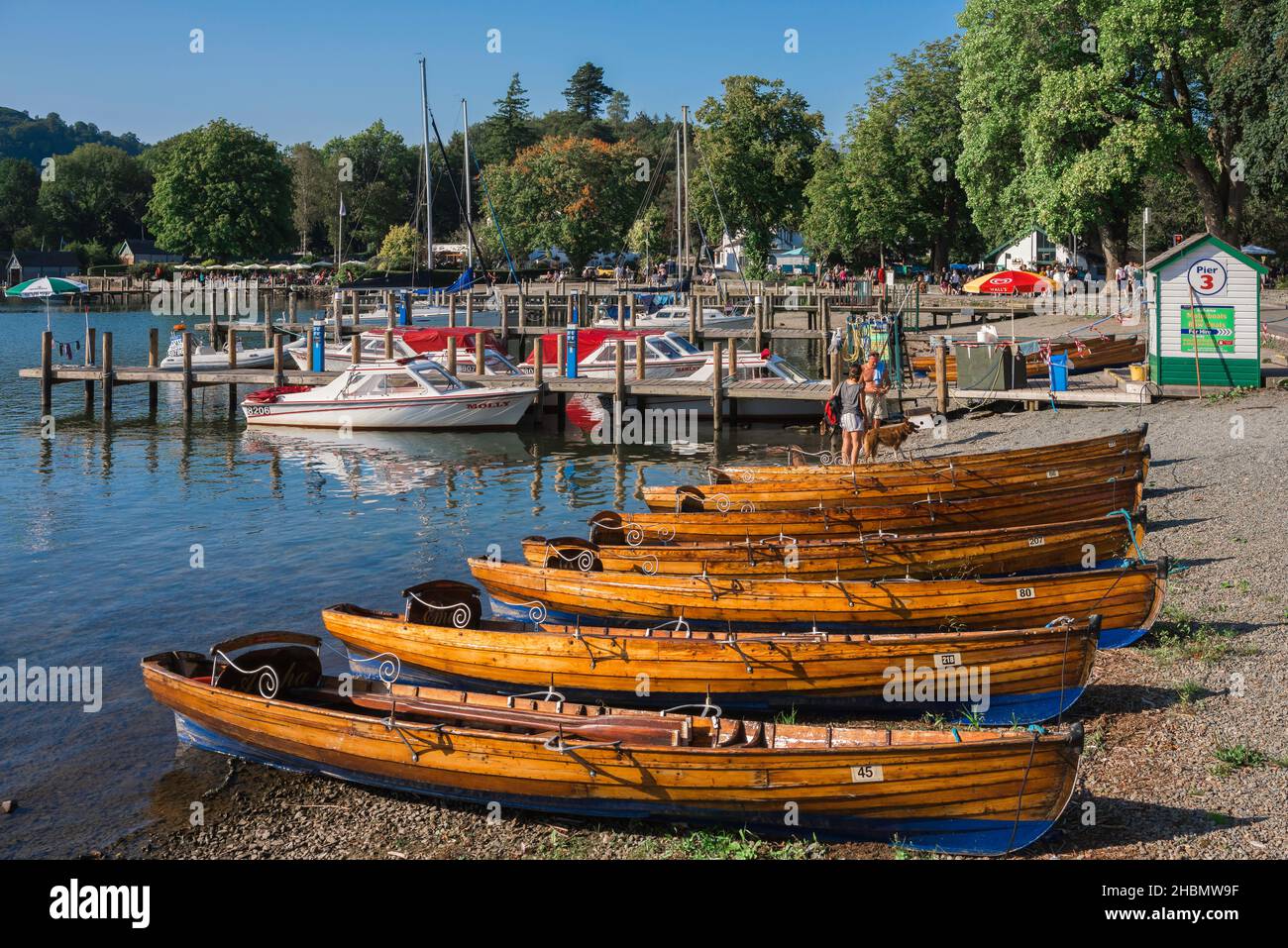 Waterhead, vista in estate di barche da diporto ormeggiate a Waterhead, un porto sulla riva nord del lago Windermere vicino Ambleside, Cumbria, Inghilterra, Regno Unito Foto Stock