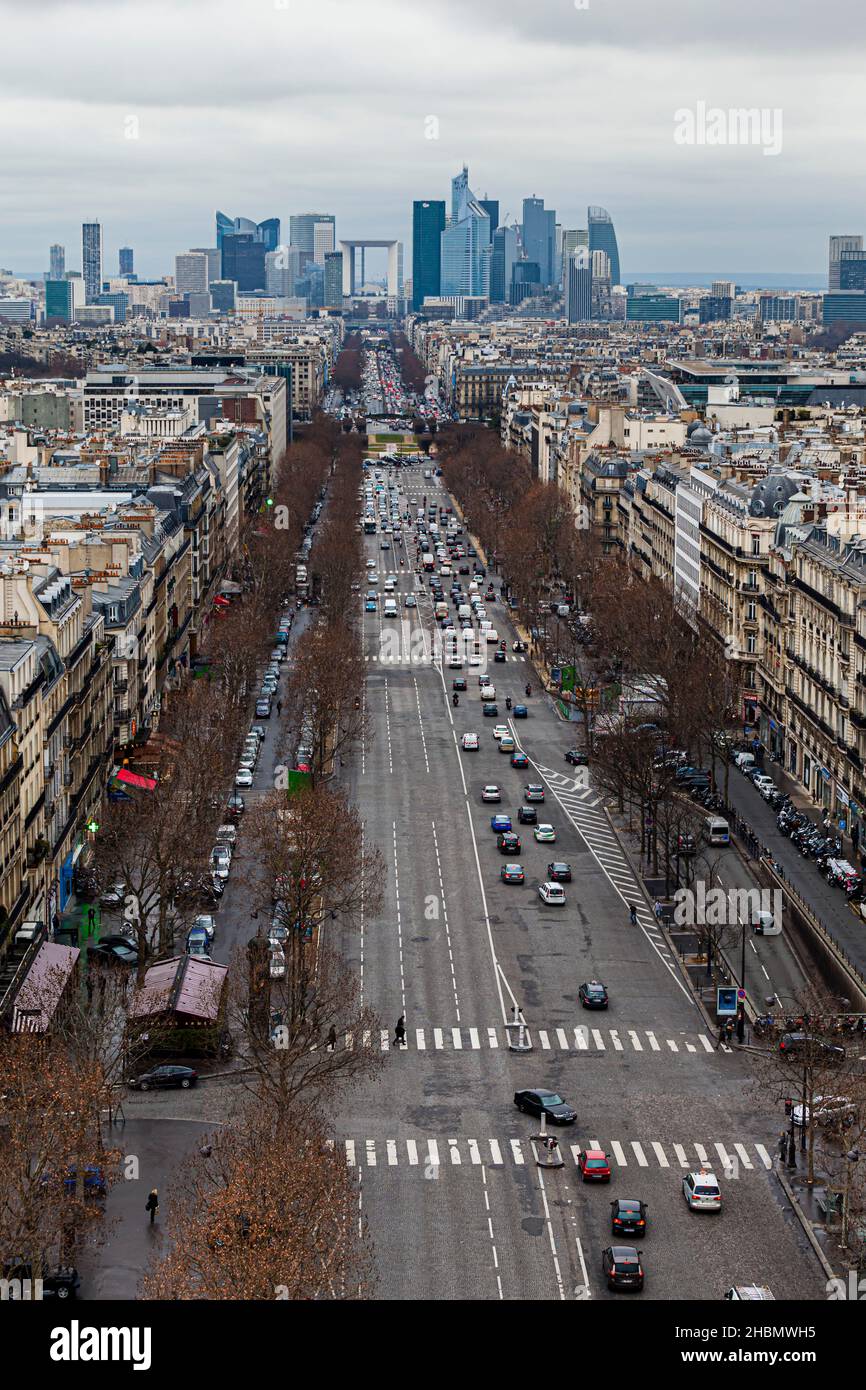 Paesaggio urbano di Parigi visto dalla cima dell'Arco di Trionfo dell'Étoile Foto Stock