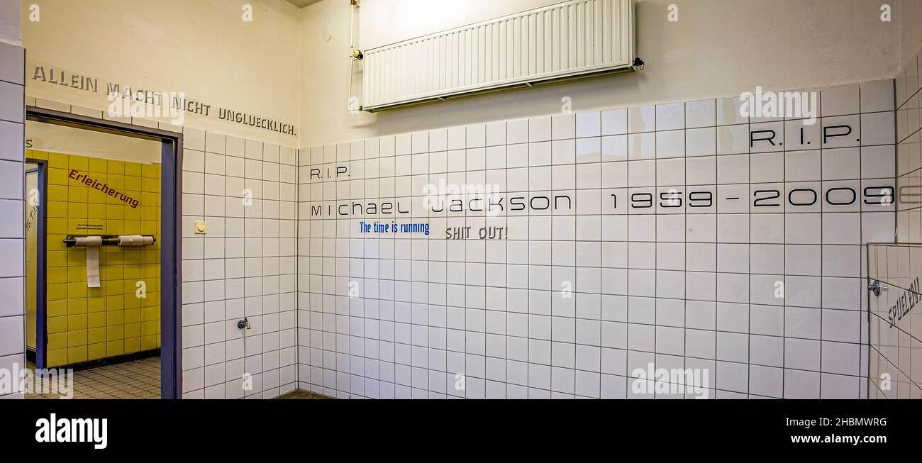 WC pubblico con Graffiti di testo Foto Stock