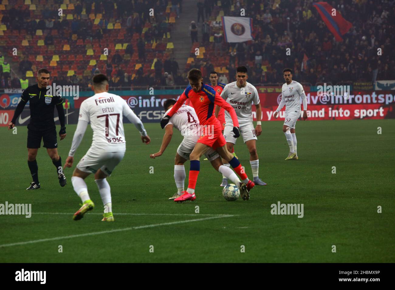 BUCAREST, ROMANIA - 15 dicembre 2021: Partita di calcio tra FCSB e Rapid 1923 anni sulla National Arena in League 1. Foto Stock
