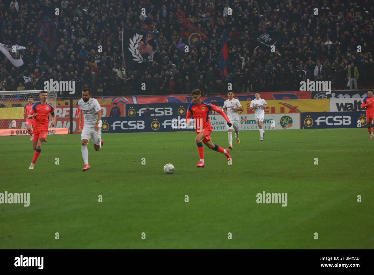 BUCAREST, ROMANIA - 15 dicembre 2021: Partita di calcio tra FCSB e Rapid 1923 anni sulla National Arena in League 1. Foto Stock